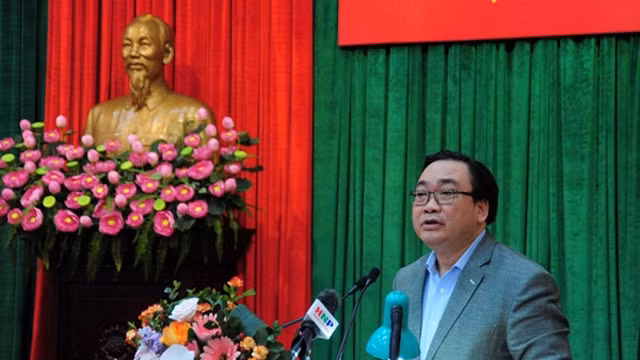 黄忠海同志在会议上发言。（图片来源：河内市官网）