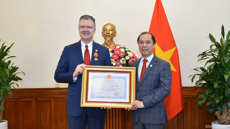 阮国勇副部长向美国驻越南大使丹尼尔•克里滕布林克授予友谊勋章。（图片来源：国际报）