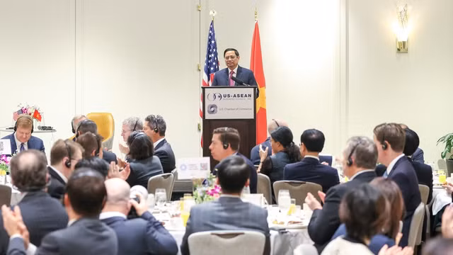 越南政府总理范明正与美国企业界举行座谈会。