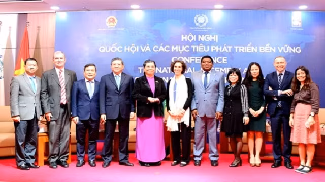 国会常务副主席丛氏放同与会代表合影。