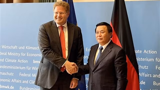 胡志明国家政治学院院长阮春胜和德国经济与气候保护部国务秘书帕特里克·格雷琴。（图片来源：越通社）
