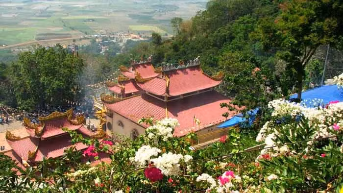越南西宁省黑婆山旅游区。