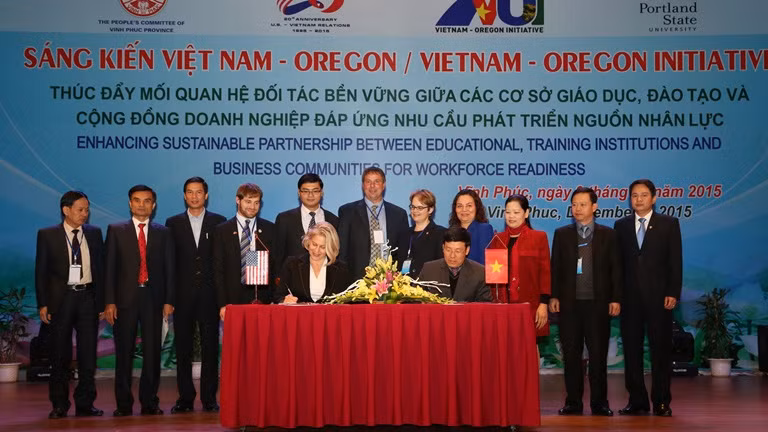 越南永福省与美国波特兰州立大学领导签署备忘录。（图片来源：永福报网）