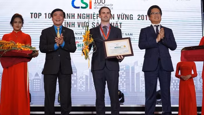 称号授予仪式。（图片来源：胡志明市法律报）
