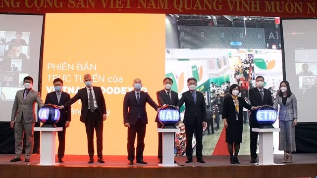 各位代表出席展会开幕式。（图片来源：新河内报）