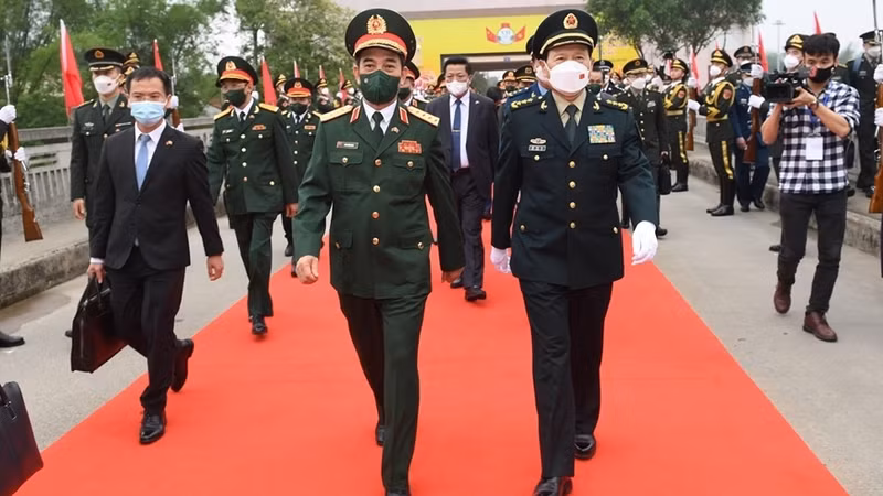 越南国防部长潘文江大将和中国国务委员兼国防部长魏凤和上将。