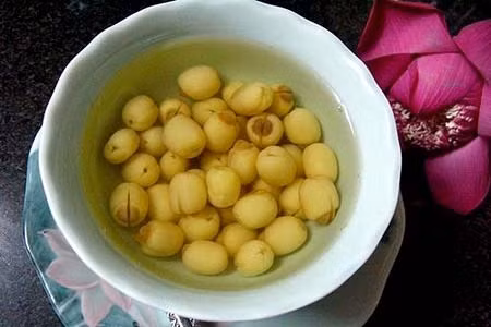  莲子糖水——河内美食精华。
