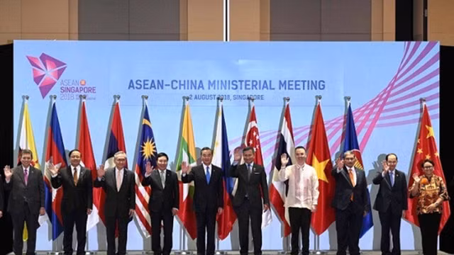 东盟各国和中国外交部长合影。