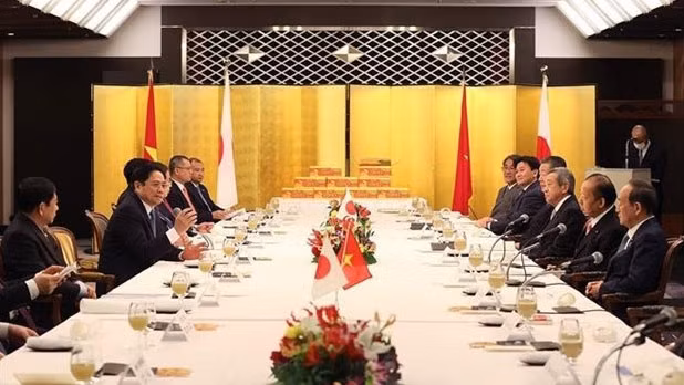 范明正总理会见日本前首相菅义伟和日越友好议员联盟主席二阶俊博。（图片来源：越通社）