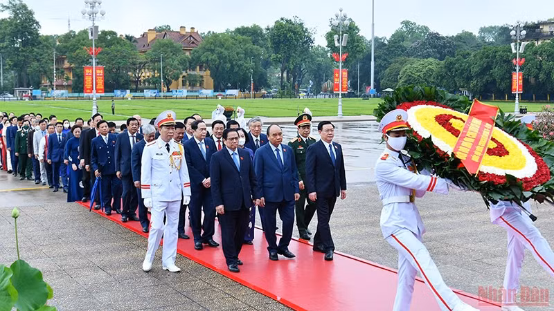 越南国会代表入陵瞻仰胡志明主席遗容。