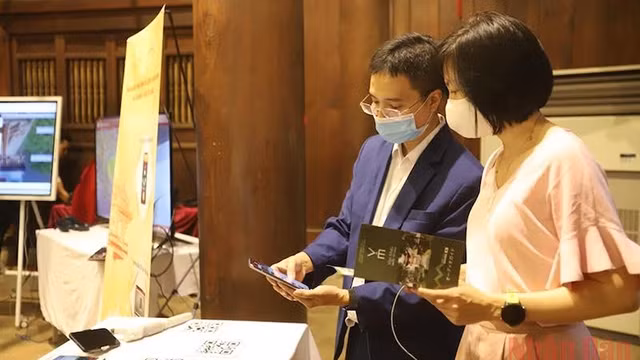 与会代表通过二维码了解信息。