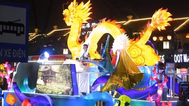 参加巡游活动的花车之一。（图片来源：人民报网）