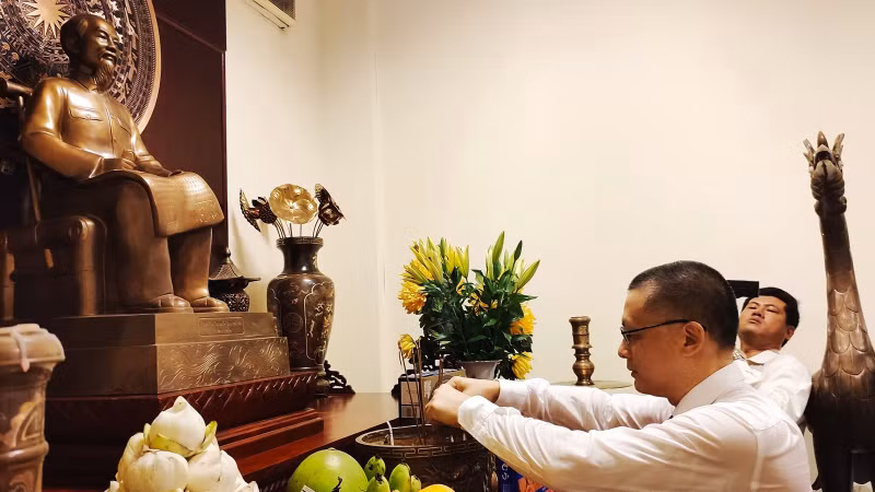 武光明大使敬香缅怀胡志明主席。（图片来源：信息报）