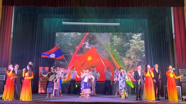 越南外交学院在比赛开幕式上表演的艺术节目。