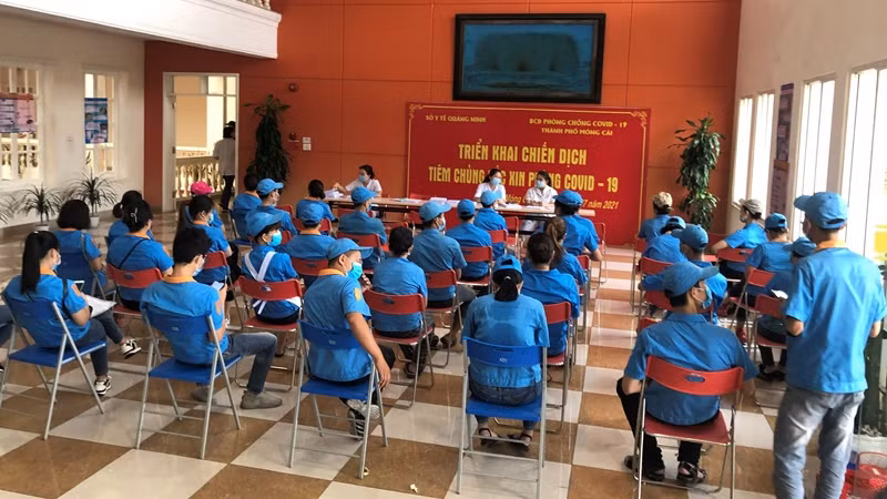 广宁省芒街市开始为边境地区人民接种新冠疫苗。