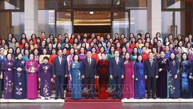越南国会主席王廷惠会见第十五届国会女性代表。