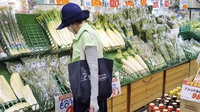 日本人民在超市购物。（图片来源：Kyodo）