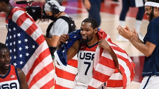 美国篮球运动员凯文杜兰特（Kevin Durant）庆祝冠军。