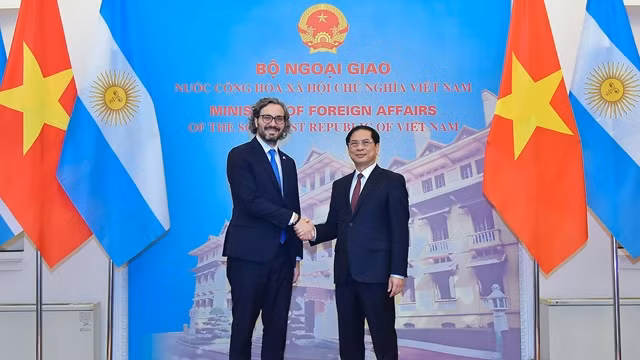 裴青山部长与阿根廷外交、国际贸易和宗教事务部长圣地亚哥•卡菲罗握手。