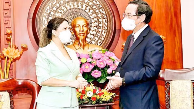越共中央政治局委员、胡志明市委书记阮文年会见古巴新任驻胡志明市总领事阿里阿德涅·费奥·拉布拉达。