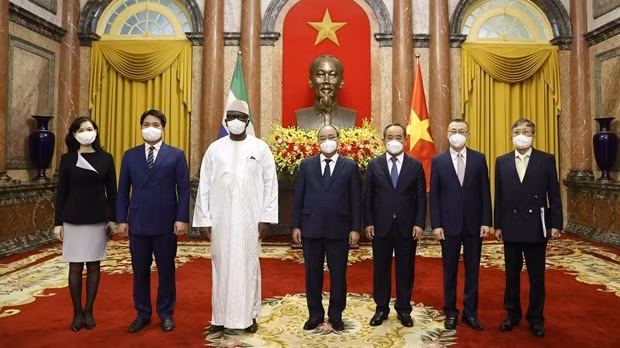 越南国家主席阮春福会见塞拉利昂新任驻越南大使Ernest Mbaimba Ndomahina。（图片来源：越通社）