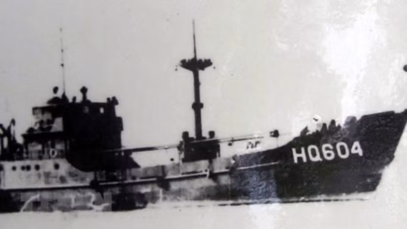 1988年3月14日在鬼鹿角礁保护国家海洋岛屿主权的战斗中被敌军射击并下沉的HQ 604号船。（图片来源：越通社）