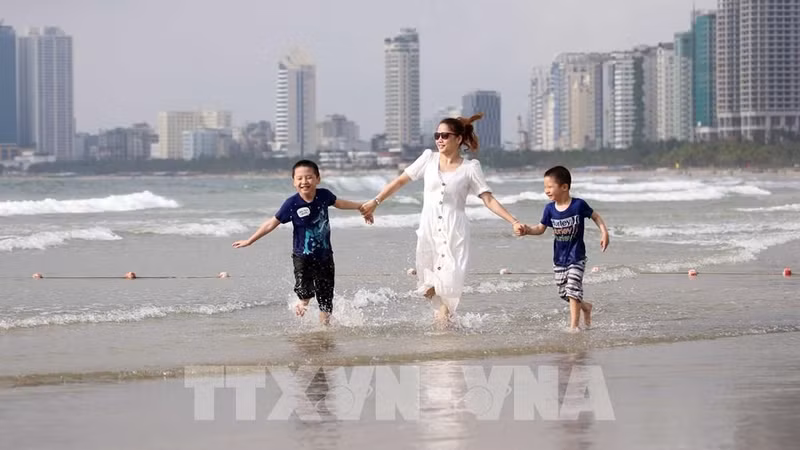 附图：岘港市旅游业和工业复苏态势强劲。