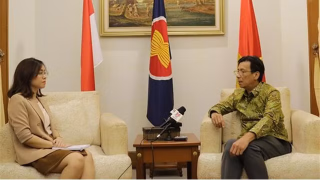 越南驻印尼大使谢文聪接受采访。