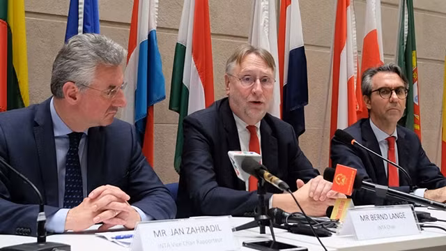 欧洲议会国际贸易委员会领导会见记者。