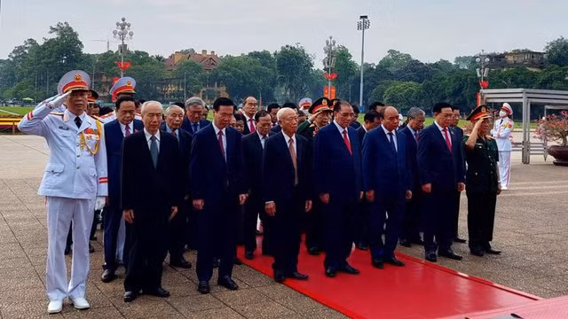 越南党和国家领导人入陵瞻仰胡志明主席遗容。