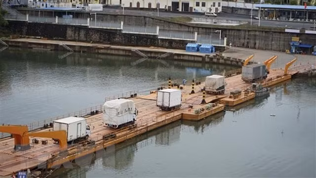 在芒街国际口岸海安临塔浮桥通道的越南水产品的车辆。