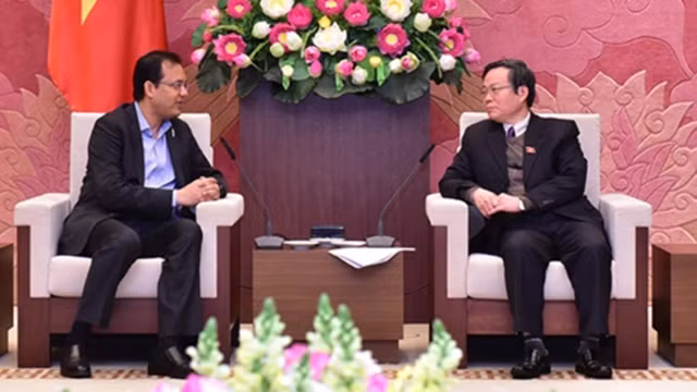 国会副主席冯国显会见可口可乐(越南)饮料公司首席执行官桑科特。（图片来源：VOV）