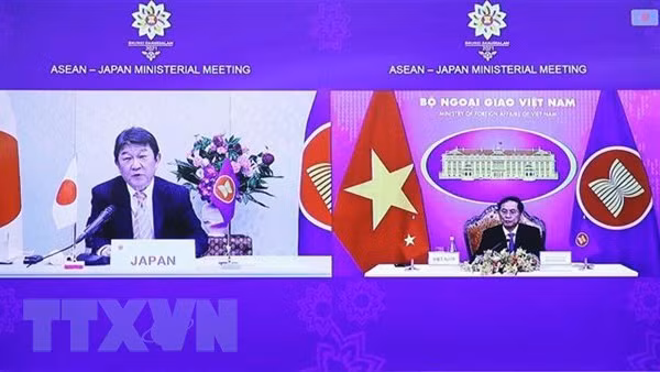 日本首相岸田文雄（左）在线上会议上发表讲话。（图片来源：越通社）
