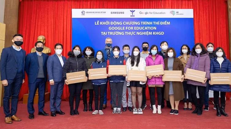 河内实验初中学校的师生和三星（越南）与谷歌代表合影。