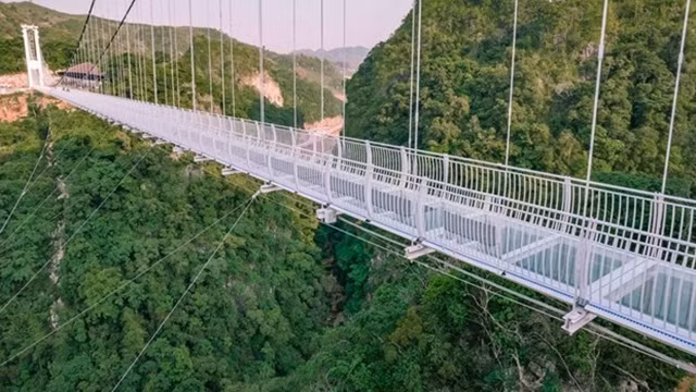越南山罗省木州县芒廊乡白龙人行玻璃桥。