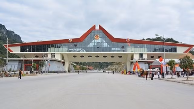 谅山省友谊国际口岸是越中边界线上的最大口岸之一。