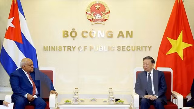 苏林部长会见古巴驻越南大使奥兰多·尼古拉斯·埃尔南德斯·纪廉。（图片来源：越通社）