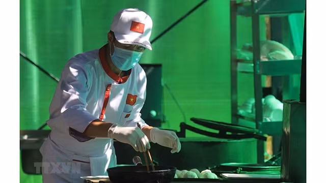 越南厨师为食客烹饪越南美食。（图片来源：越通社）
