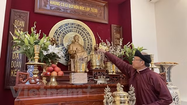越南驻法国大使馆举行雄王祭祖仪式。（图片来源：越通社）