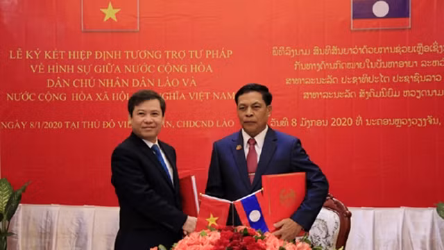 越南最高人民检察院检察长黎明智和老挝最高人民检察院检察长坎山•苏冯签署刑事司法协助协定。