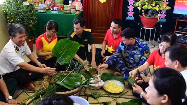 海上高脚屋指战员喜迎新春。（图片来源：VOV)