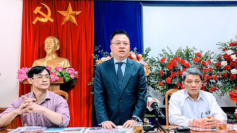 《人民报》社总编辑黎国明同《海防报》社领导举行工作会议。
