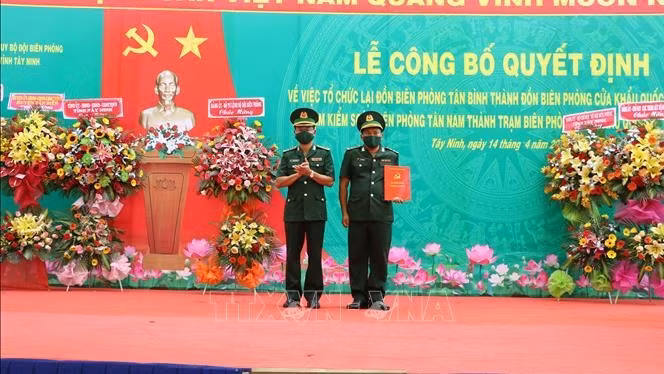 西宁省边防部队指挥部领导颁发新南国际口岸边防哨所党部的决定书。（图片来源：越通社）