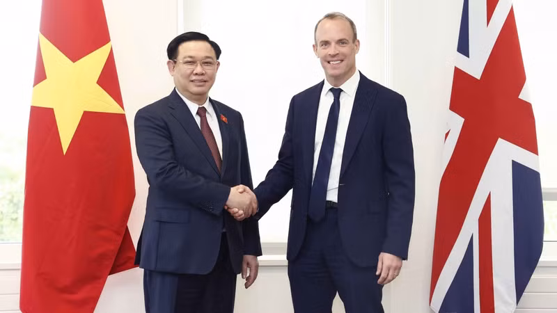 越南国会主席王廷惠会见英国副首相兼司法部长多米尼克·拉布。
