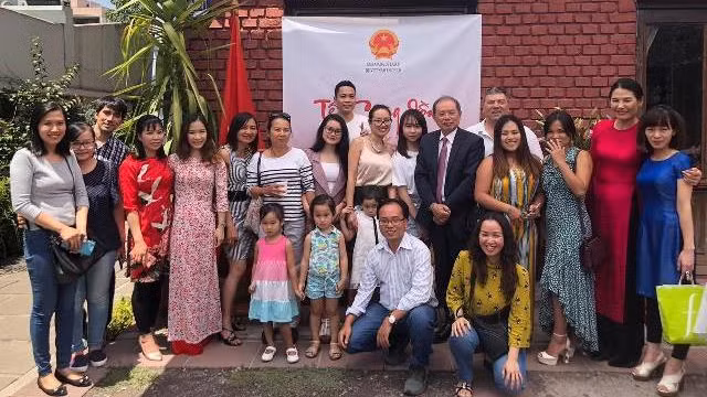 与会代表合影。（图片来源：越通社）