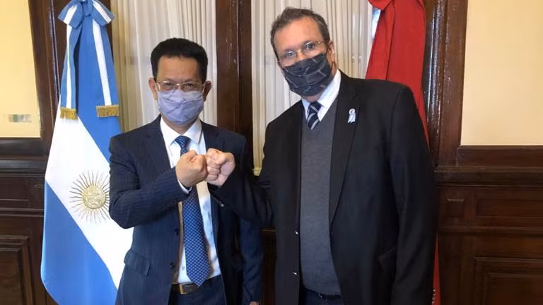 越南驻阿根廷大使杨国青和阿根廷文化部部长特里斯坦·鲍尔。（图片来源：国际报）