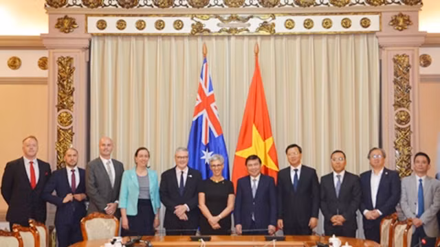 胡志明市人民委员会主席阮诚峰与澳大利亚维多利亚州总督琳达·德绍一行合影。