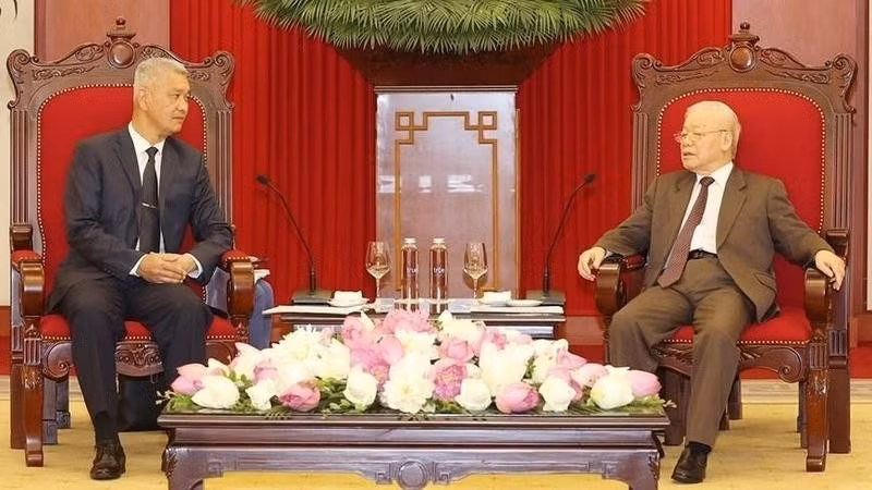 越共中央总书记阮富仲会见老挝人民革命党中央书记处书记、万象市委书记、万象人民议会主席。