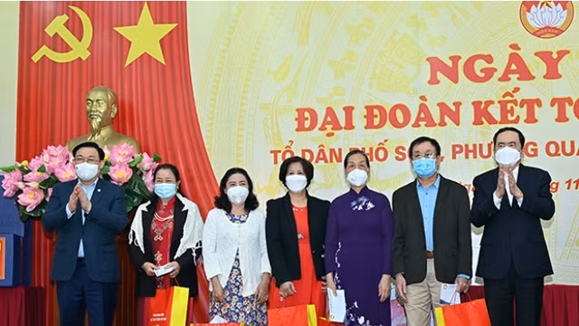 国会主席王廷惠和国会常务副主席陈青敏向馆圣坊祖国阵线委员会、老兵协会和部分模范家庭赠送礼物。