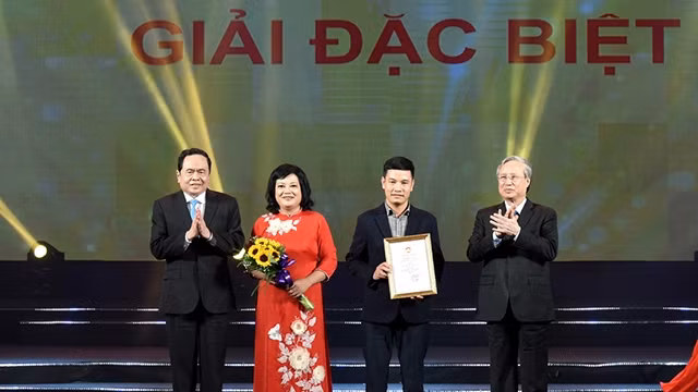 中央书记处常务书记陈国旺和越南祖国阵线中央委员会主席陈青敏给特殊奖获得者颁发奖项。（陈海 摄）